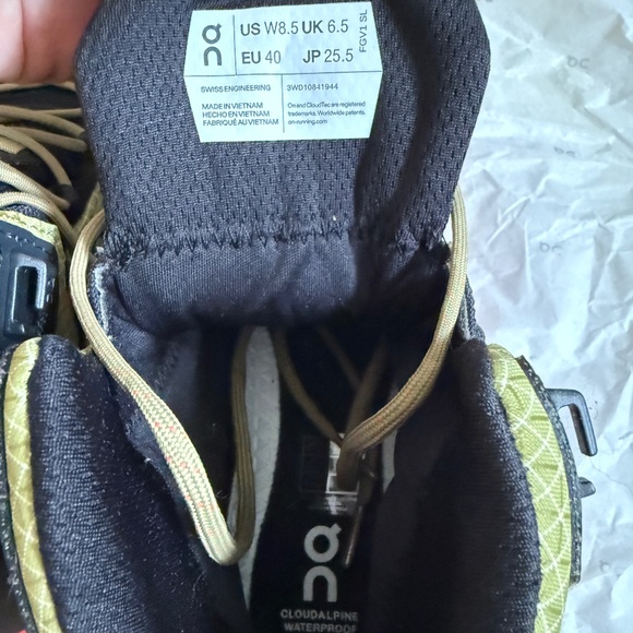 On Running Cloudalpine Waterproof – Women’s US 8.5 – “Safari / Black” – New - Picture 3 of 7